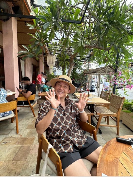 야자수가 어우러진 오픈 레스토랑에서 여유롭게 식사를 즐기는 모습부터, 베이지톤 바탕에 모자와 셔츠를 매치한 바캉스룩까지, 한껏 여유로운 휴양지 바이브가 눈길을 끌었다.사진=조세호 SNS