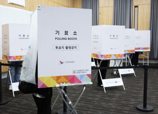 제21대 대통령선거 사전투표 이틀째인 지난 30일 경기도 수원시 팔달구 수원시청 별관에 마련된 투표소에서 시민들이 투표하고 있다. [사진출처 = 연합뉴스]