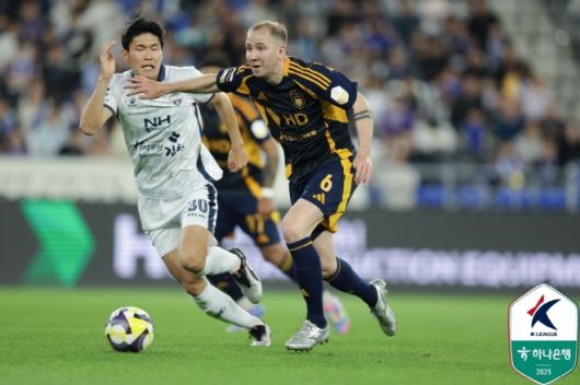 김봉수(사진 왼쪽). 사진=한국프로축구연맹