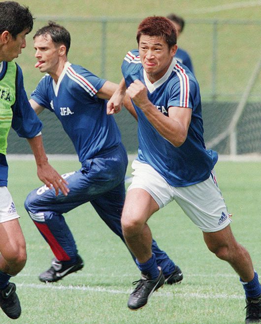 미우라 가즈요시가 1998월드컵 아시아 최종예선 홈경기 대한민국전 대비 일본 훈련을 하고 있다. 뒤는 브라질에서 귀화한 투톱 파트너 와그네르 로페스. 사진=AFP=연합뉴스 제공