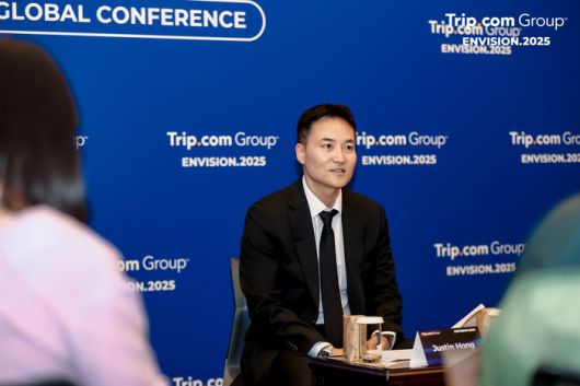 홍종민 트립닷컴 한국 지사장 지난 26일 중국 상하이에서 열린 ‘인비젼 2025’ 컨퍼런스에서 기자들과 인터뷰를 진행하고 있다. / 사진=트립닷컴