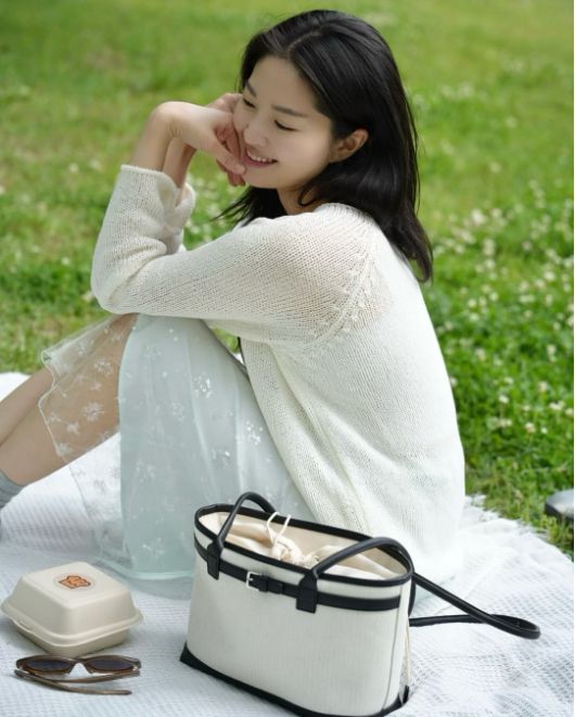 류이서의 룩과 가방은 자연스러운 조화를 이루며 실용성과 감성 모두를 챙긴 데일리 스타일의 정석을 보여줬다.사진=류이서 SNS