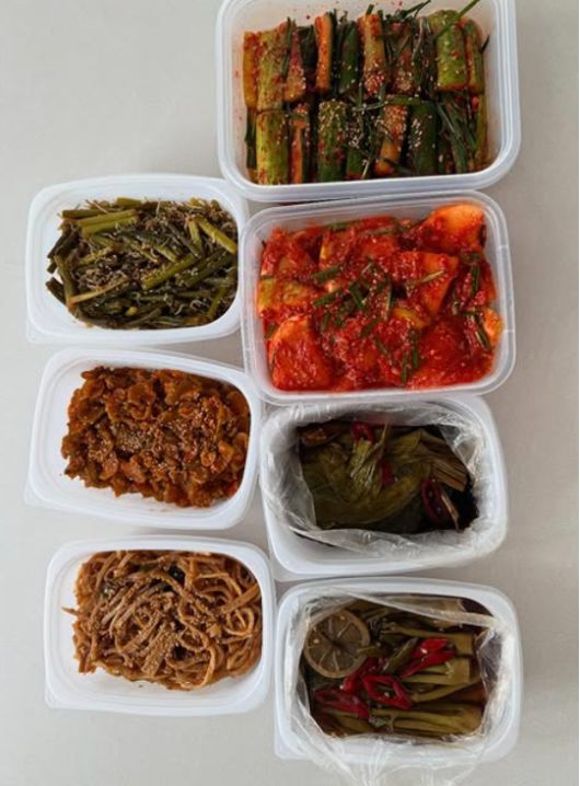 반찬은 보기만 해도 군침이 도는 구성. 오이소박이와 깍두기, 멸치마늘볶음, 고추장아찌 등 총 7종의 ‘밥도둑’ 반찬이 가지런히 정리되어 있었다. 사진=김지민 SNS