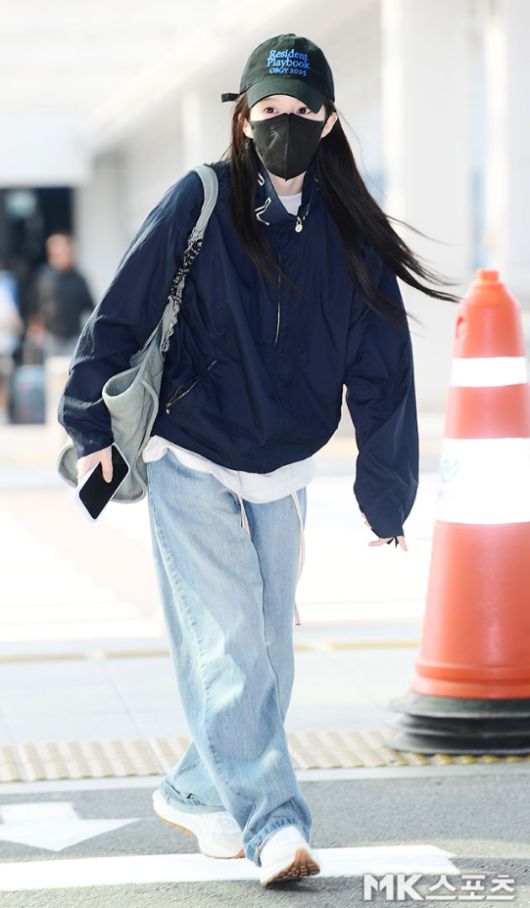 고윤정은  ‘Resident Playbook OBGY 2025’라는 레터링이 새겨진 볼캡에 검정 마스크를 착용한 채 나타났지만, 그 속에서도 스타 고유의 아우라가 흘러나왔다. 사진=김영구 기자