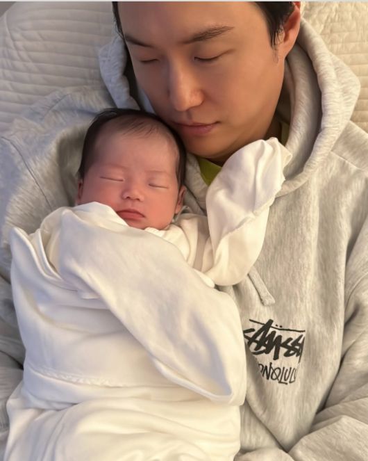아빠 원혁의 품에 감싸인 장면에서는 마치 세상에서 가장 편안한 꿈을 꾸고 있는 듯한 모습이었다.사진=원혁 SNS