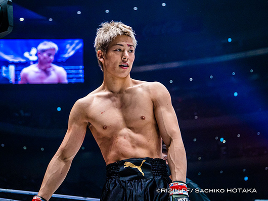 종합격투기 파이터 미우라 고타가 2021년 연말 일본 사이타마 슈퍼아레나 라이진 데뷔전 승리 기념 촬영을 하고 있다. 고타는 1992년 제10회 아시아축구연맹 아시안컵 최우수선수 미우라 가즈요시의 둘째 아들이다. 사진=RIZIN FF