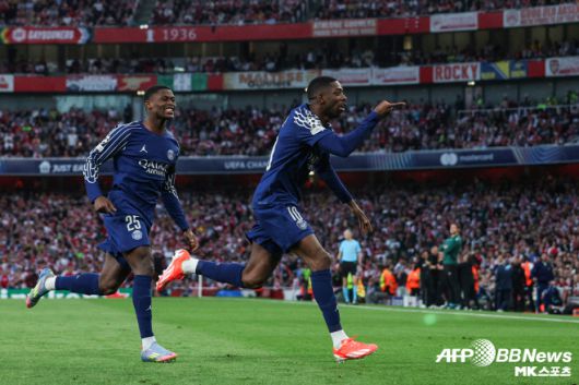 뎀벨레(사진 오른쪽)는 올 시즌 리그 29경기에서 21골 6도움을 기록했다. 뎀벨레는 쿠프 드 프랑스 4경기 3골, 트로페 데 샹피옹 1경기 1골을 기록하며 팀의 3관왕에 앞장선 상태다. 사진=AFPBBNews=News1