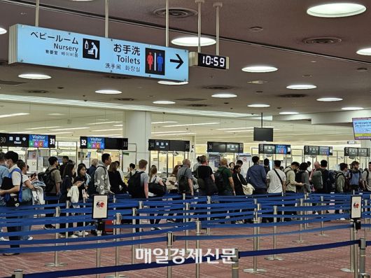 길게 줄을 선 다른 국가 심사대와 달리 한산한 한국인 전용 입국심사대. [도쿄 이승훈 특파원]