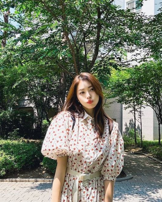푸르른 나무와 햇살 사이에 선 그는, 사랑스러움과 우아함을 동시에 품은 스타일로 시선을 사로잡았다.사진=서동주 SNS