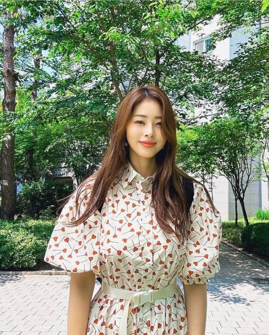 은은한 셔링과 단정한 셔츠 카라 디테일은 ‘단아한 셔츠 원피스’의 정석을 보여주었다.사진=서동주 SNS