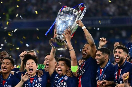 우승 세리머니에 참석하 이강인. AFP연합