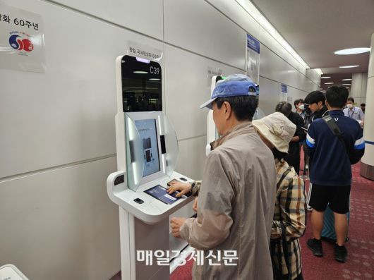 한국인 전용 키오스크에서 입국 수속을 밟고 있는 한국인 관광객. [도쿄 이승훈 특파원]