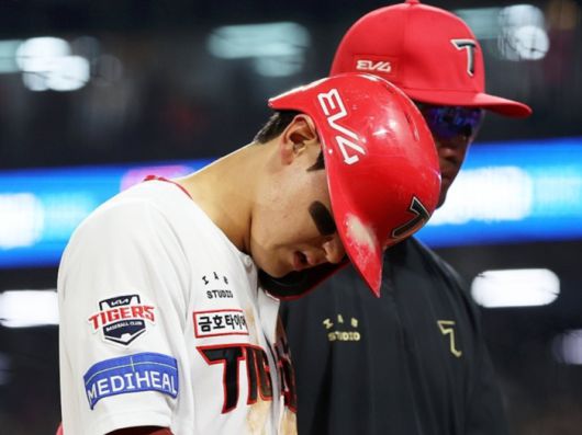 지난 27일 광주기아챔피언스필드에서 열린 프로야구 경기에서 KIA 타이거즈의 김도영이 부상으로 교체되며 아쉬워하고 있다. [사진 출처=연합뉴스]