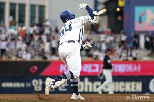 1일 창원 한화전에서 만루포를 친 뒤 오른손을 들며 기뻐하고 있는 오영수. 사진=NC 제공