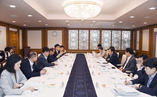 정부는 최근 ‘제16차 부동산 시장 및 공급상황 점검 전담반 회의’를 개최했다. [사진출처=연합뉴스]