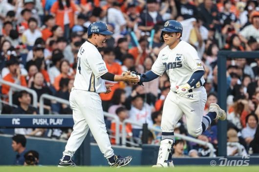 1일 창원 한화전에서 역전 결승 만루포를 친 오영수가 기뻐하고 있다. 사진=NC 제공