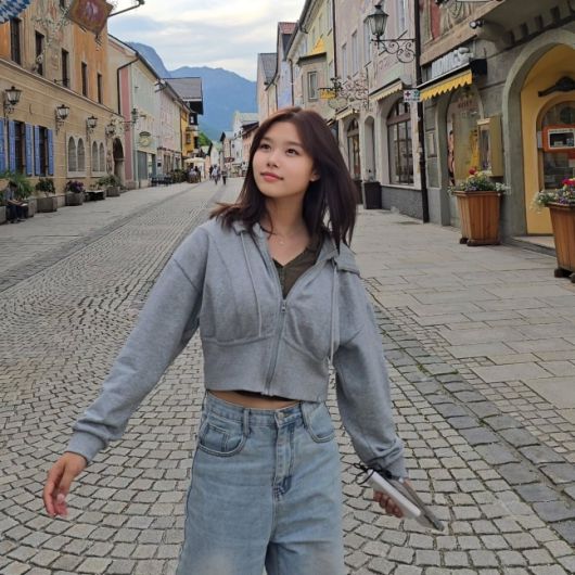 설아는 유럽 거리로 추정되는 고즈넉한 돌길을 배경으로, 내추럴한 스타일링과 함께 여유로운 미소를 보여줬다.사진=이수진 SNS