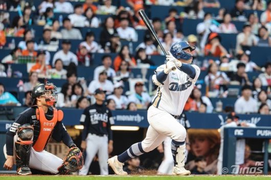 1일 창원 한화전에서 오영수가 역전 결승 만루포를 치고있다. 사진=NC 제공