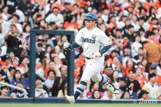 1일 창원 한화전에서 홈런을 친 뒤 기뻐하는 오영수. 사진=NC 제공