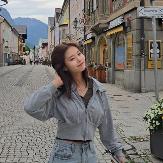 그레이 크롭 후디에 워싱 데님을 매치한 룩은 소위 ‘꾸안꾸’의 정석이라 불릴 법한 데일리 패션으로, 셀럽 못지않은 피지컬과 분위기로 시선을 끌었다.사진=이수진 SNS