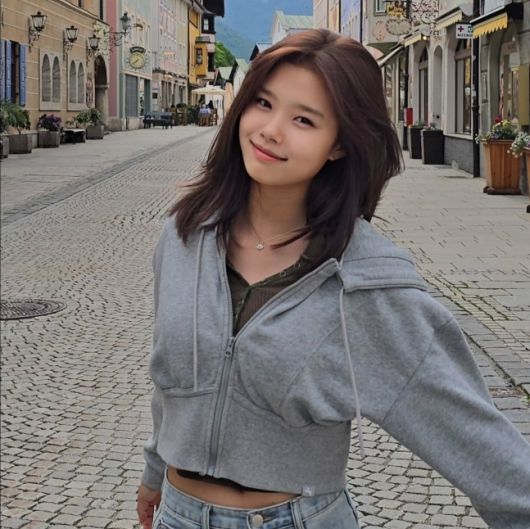 긴 생머리를 자연스럽게 흩날리며 걷는 모습은 마치 한 장면의 주인공처럼 우아했고, 카메라를 향한 미소는 소녀에서 숙녀로 성장한 설아의 변화를 고스란히 담아냈다.사진=이수진 SNS