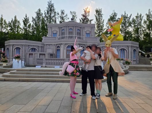 가족이 로로티 캐슬 앞에서 기념사진을 찍고 있다 / 사진=김혜성 여행+ 기자