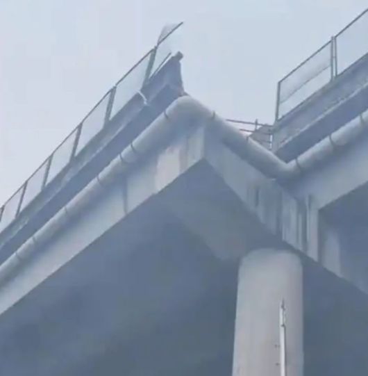 지난달 중국 광둥성 동관시의 한 고속도로에서 추락 사고가 발생했다. [사진 = 바이두 갈무리]