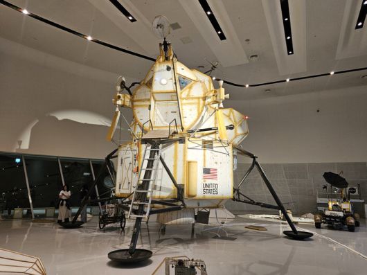 미국 항공우주국(NASA) 달 탐사 임무 '아폴로'의 달 착륙선 모형을 실물 크기로 만든 톰 삭스의 대형 설치 작품인 '루나 익스커션 모듈(LEM)'(2007).  송경은 기자