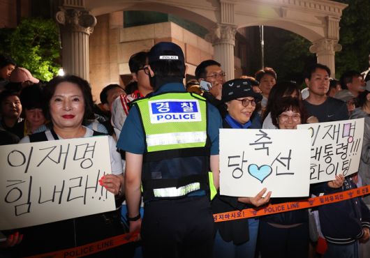 제21대 대통령 선거일인 3일 오후 더불어민주당 이재명 후보의 자택인 인천 계양구 한 아파트에서 주민들이 출구조사 결과를 확인한 뒤 이재명 후보 당선을 응원하고 있다. [사진 = 연합뉴스]