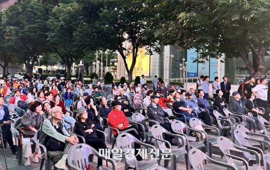 3일 오후 8시 출구조사 결과가 발표되자 동화면세점 앞 대국본 개표방송 집회에 참여한 지지자들이 침묵에 빠져있다. [김송현 기자]