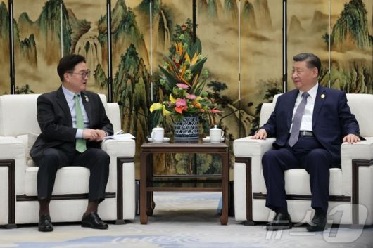 우원식 국회의장이 7일 중국 헤이룽장성 하얼빈시 타이양다오 호텔에서 시진핑 국가주석과 면담하고 있다. [뉴스1]