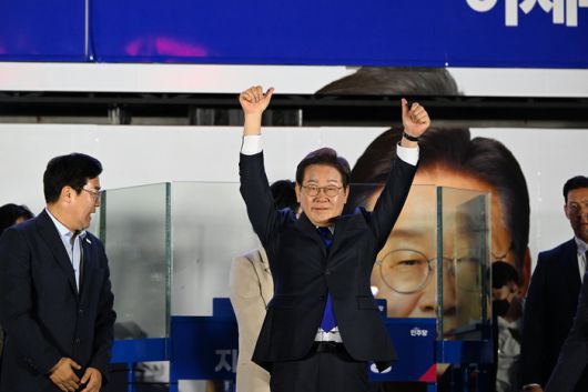 이재명 더불어민주당 대통령 당선인이 4일 서울 여의도에서 지지자들에게 인사를 하고 있다. [김호영 기자]