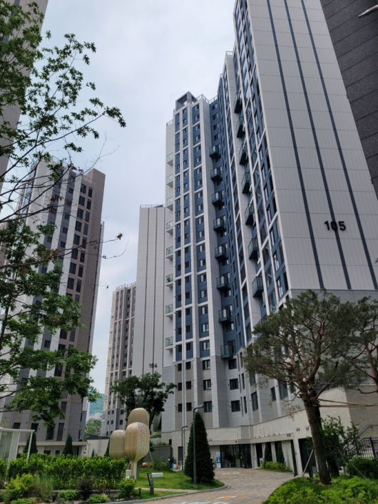 최근 단지 내 옥상에 대공방어시설 설치 공사가 진행 중인 서울 강북구 A아파트 전경. <김유신 기자>