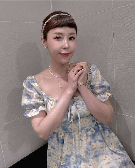 귀여운 헤어, 화사한 룩, 유쾌한 반응까지 더해진 이번 착장은 신지만의 독보적인 존재감을 다시 한번 각인시켰다.사진=신지 SNS