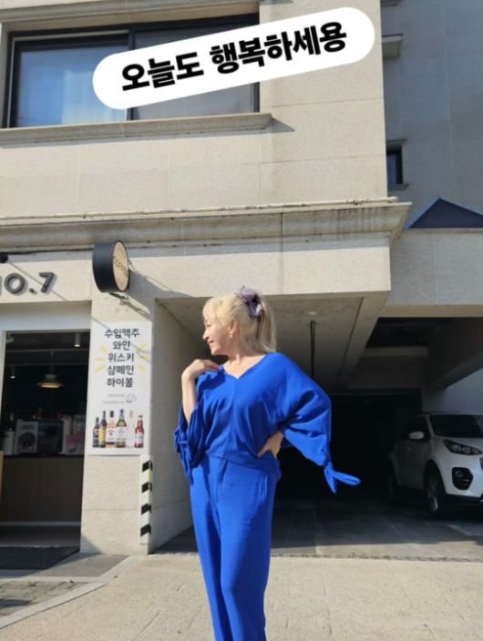 박해미는 강렬한 코발트 블루 컬러의 블라우스와 팬츠 셋업으로 ‘패션 직진’을 선언했다.사진=박해미 SNS