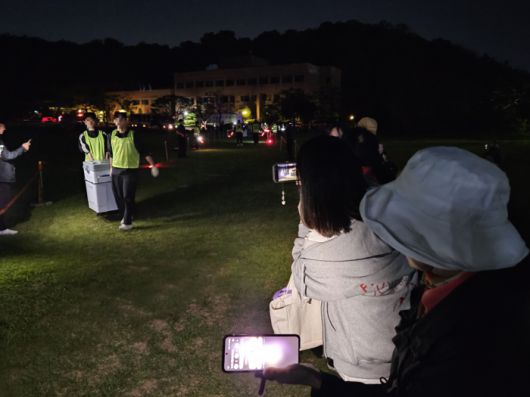 지난 3일 오후 9시 45분께 부정선거방지대 회원들이 개표소로 이동되는 사전투표함을 감시하며 영상을 촬영하고 있다. [사진 지혜진 기자]