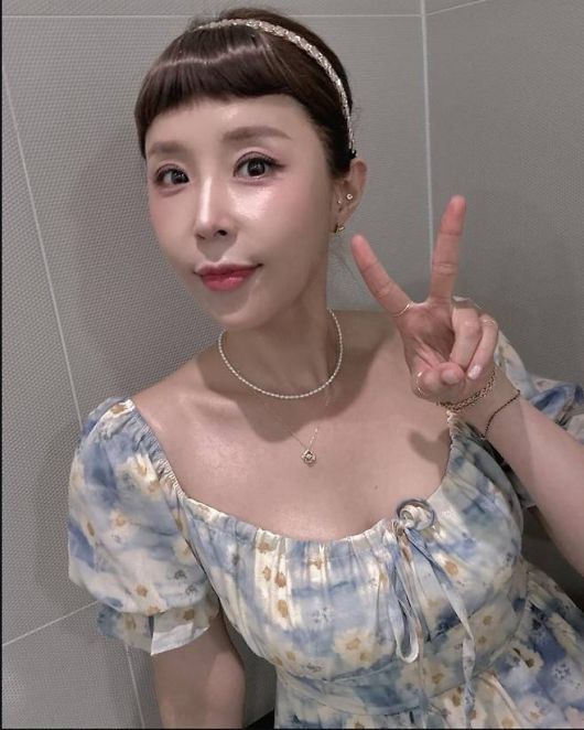 신지는 시스루 뱅 스타일의 짧은 앞머리를 연출한 헤어스타일에 플로럴 패턴의 미니 원피스를 매치해 귀엽고 러블리한 무드를 완성했다.사진=신지 SNS