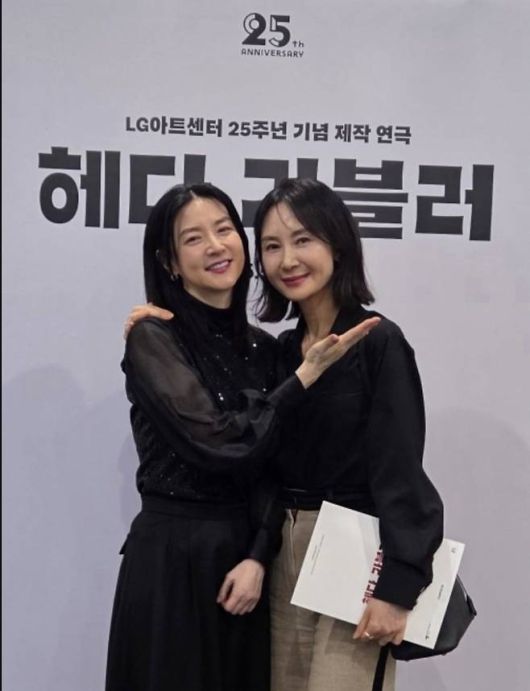 채시라는 연극 <헤다 가블러> 관람 후기를 전하며, 이영애와 함께한 인증샷을 공개했다.사진=채시라 SNS