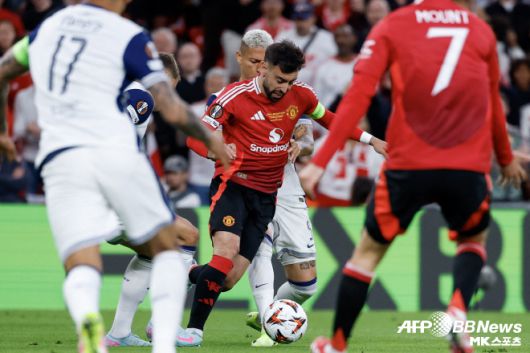 페르난데스는 UEL 우승 실패 후 ‘스카이스포츠’와의 인터뷰에서 “나는 구단이 ‘떠나라’고 말할 때까지 여기에 있을 것”이라고 말했다.  페르난데스는 이어 “더 많은 걸 해내고 싶다. 맨유가 위대한 시절을 다시 한 번 맞이할 수 있도록 돕고 싶다”고 했었다. 사진=AFPBBNews=News1