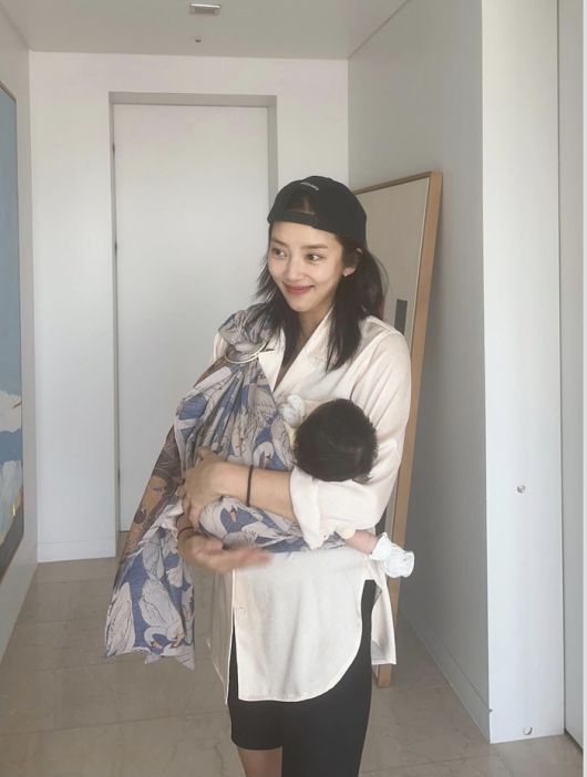 손담비는 2022년 전 스피드스케이팅 국가대표 이규혁과 결혼했으며, 지난달 딸 해이양을 출산했다. 사진=손담비 SNS