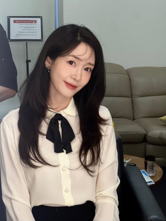 아이보리 블라우스에 검정 리본 타이, 은은한 글로우 메이크업까지 더해진 모습은 여전히 ‘핑클 센터’였던 그 시절 미모 그대로였다.사진=성유리 sns
