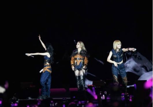 CL은 허벅지까지 올라오는 싸이하이 부츠에 레드&블랙 시스루 아머 스타일 재킷으로 강렬한 존재감을 뽐냈다.사진=산다라박 SNS