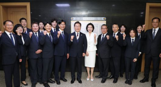 이재명 대통령이 4일 서울 여의도 국회에서 열린 제21대 대통령 취임선서식을 마치고 국회방호과 직원들과 기념촬영을 하고 있다. [사진 출처 = 연합뉴스]