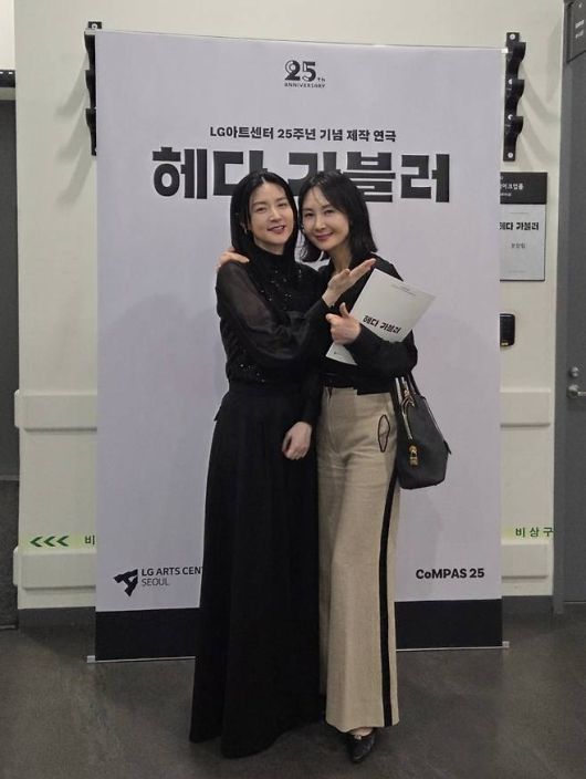 채시라와 이영애는 나란히 블랙 셔츠룩을 착장하고 LG아트센터 포토월 앞에 섰다.사진=채시라 SNS