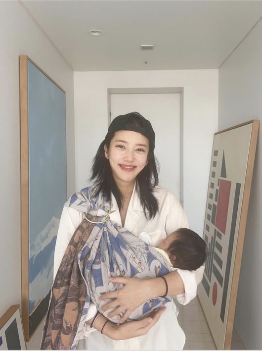 슬링에 쏙 들어간 해이는 고요히 잠들었고, 손담비는 익숙하면서도 약간은 멍한 눈빛으로 카메라를 향해 미소 지었다.사진=손담비 SNS
