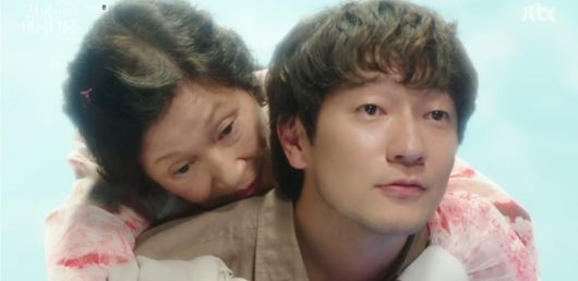 ‘천국보다 아름다운’에서 연기 호흡한 김혜자와 손석구. 사진ㅣJTBC