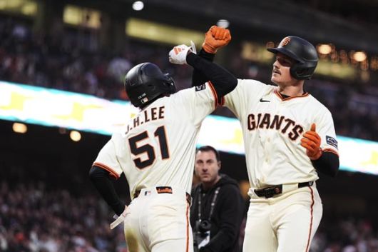 채프먼이 6회 홈런을 때린 뒤 이정후와 하이파이브를 하고 있다. 사진= AP= 연합뉴스 제공