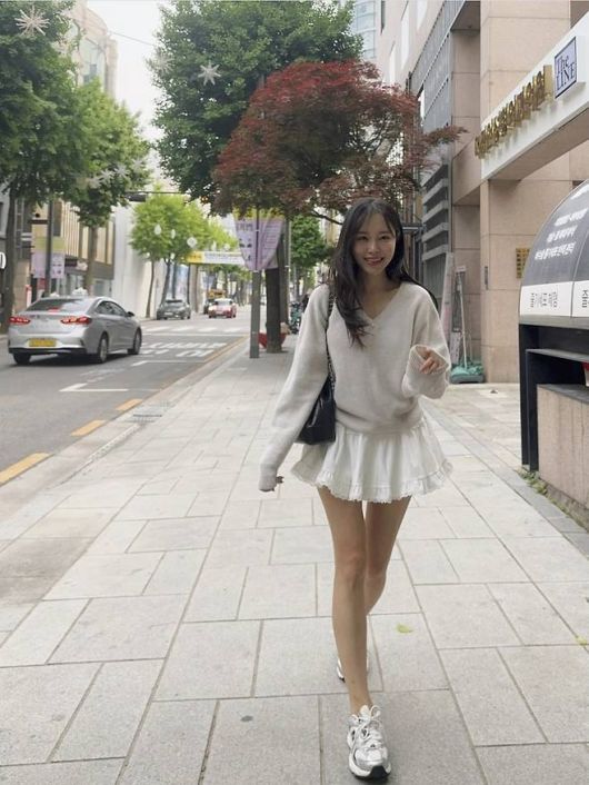 이솔이는 여리여리한 브이넥 니트와 화이트 캉캉 미니스커트를 매치했다.사진=이솔이 SNS
