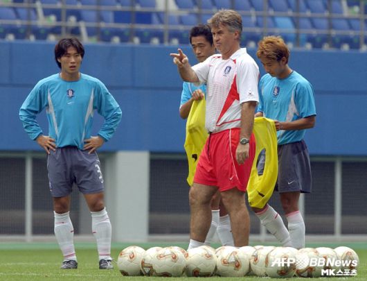 2002 한·일 월드컵에서 한국의 4강 진출을 이끌었던 거스 히딩크 감독(사진 가운데). 사진=AFPBBNews=News1
