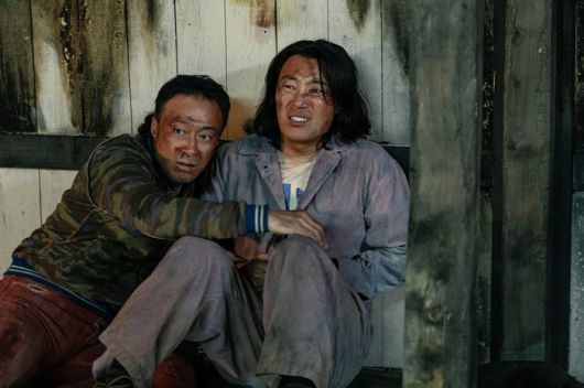 청년들은 두 사람에게 공포를 느끼며 죽이려 달려들지만, 사실 이 상황에서 가장 큰 무서움을 느끼는 건 재필과 상구다. 이들의 입장에서 보면 자신은 가만히 있었는데, 외부인이 계속해서 자기를 악의 근원으로 지목하고, 처단하려 달려드는 것이기 때문이다. [NEW]